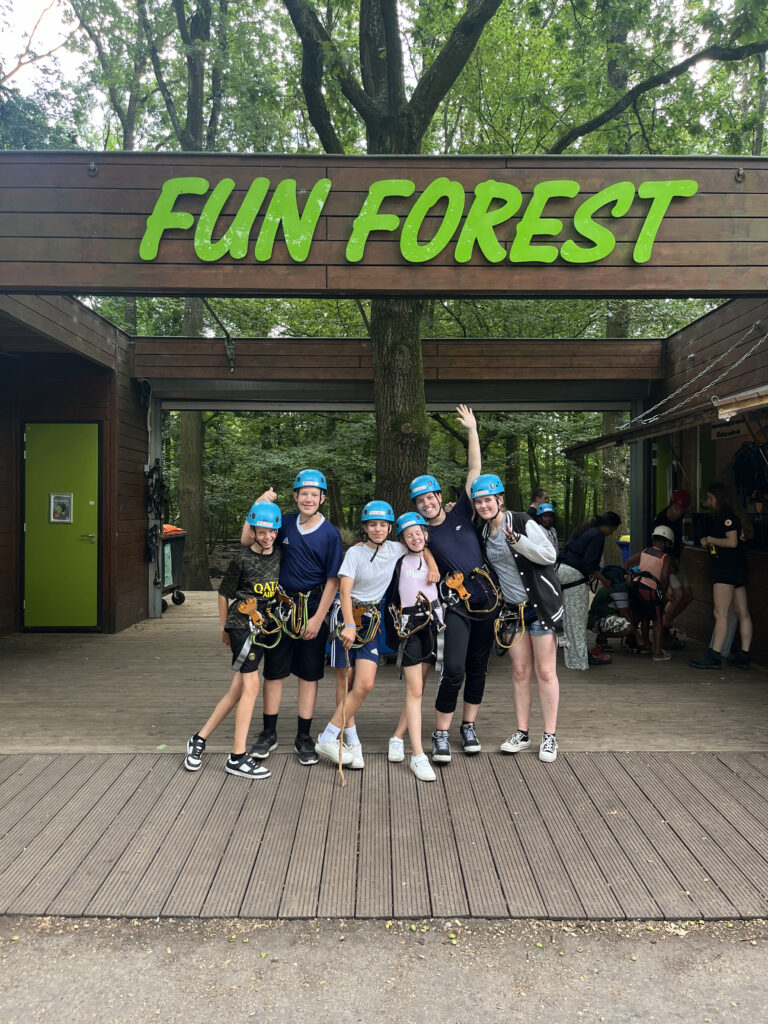 Jugendliche aus der Messias-Gemeinde besuchen einen Kletterpark