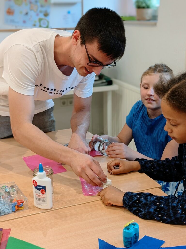 In der Kinderstunde wird auch gebastelt und gewerkelt.