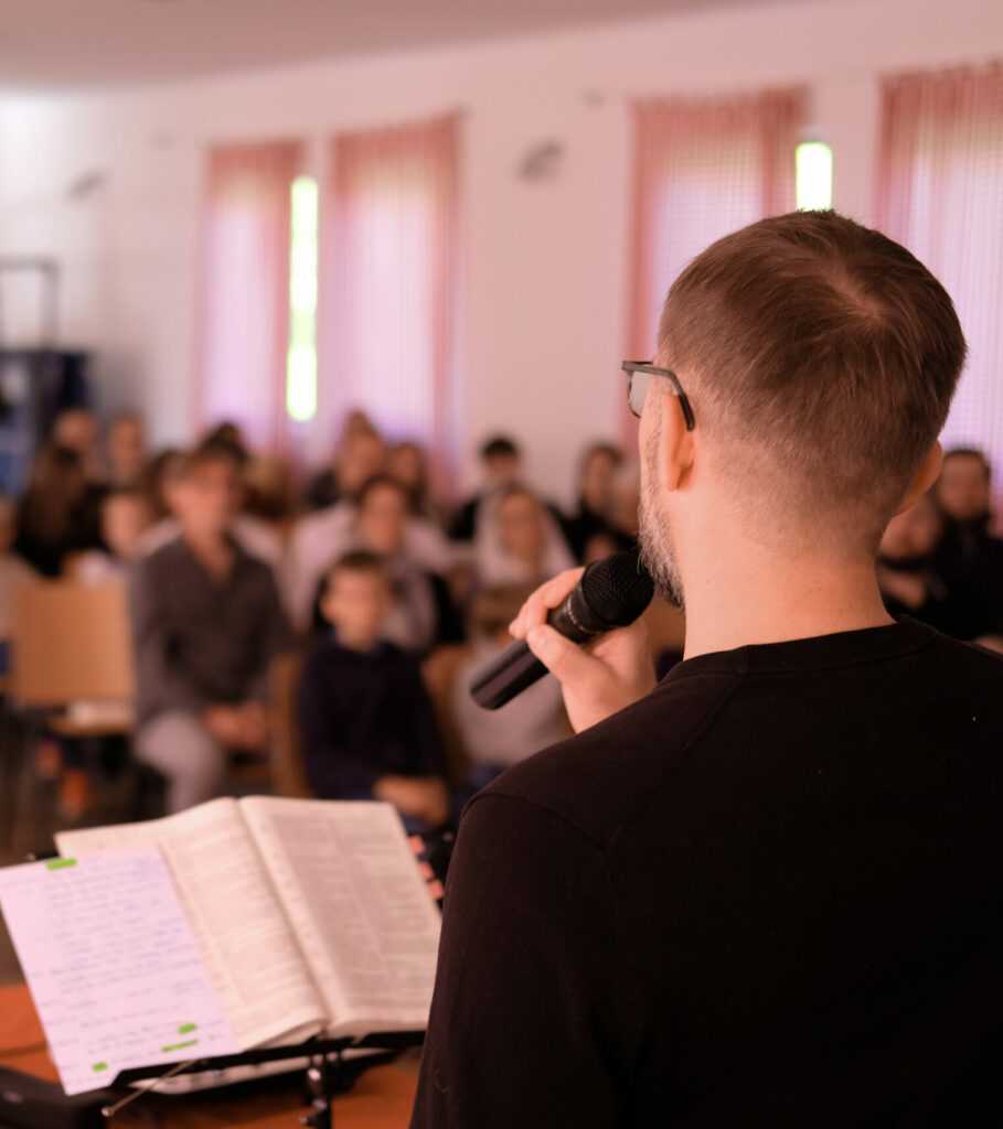 Bei der Predigt zu Sukkot sind die Zuhörer sehr gespannt.